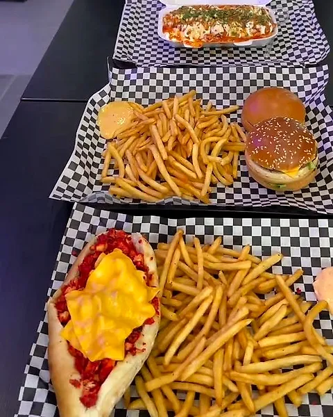 Burgers et frites sur un plateau à damier