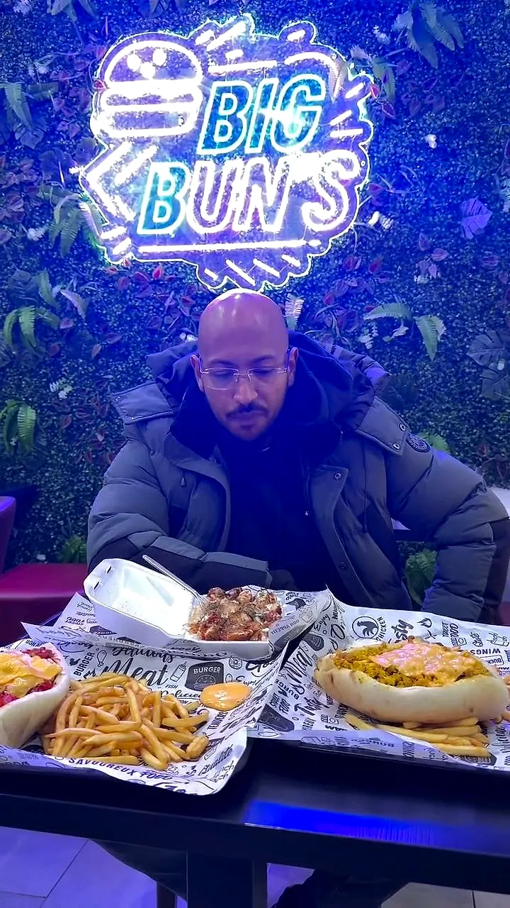 Le néon Big Bun’s sur le mur végétal