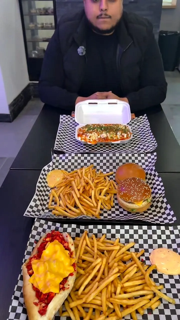 Trois plateaux : sandwich, burgers, frites