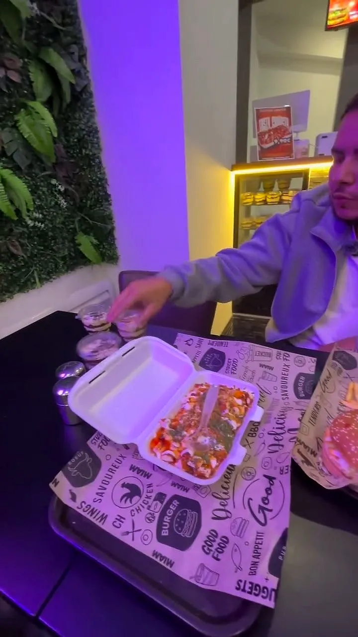 La salle aux lumières violettes, plateaux sur la table