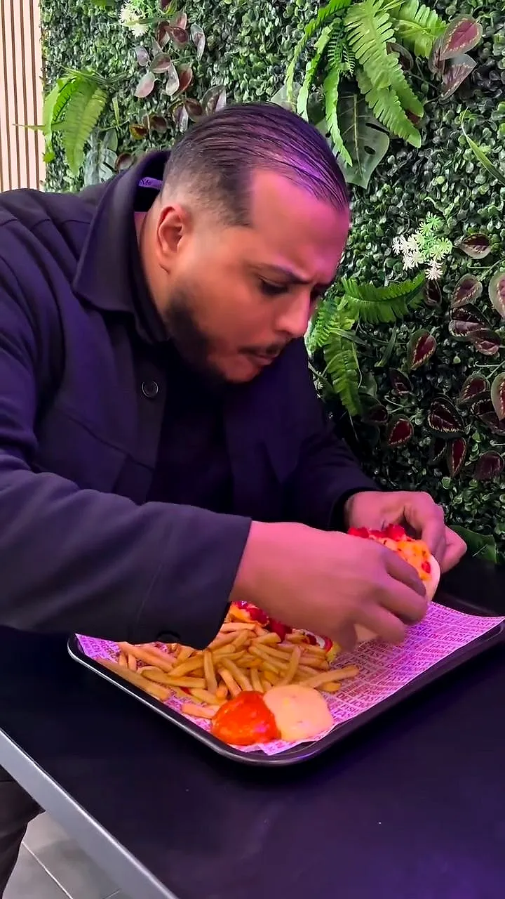 Un client devant son plateau
