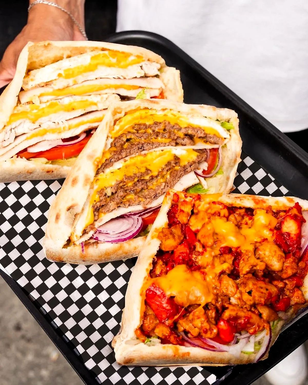 Trois sandwichs signatures coupés sur un plateau à damier